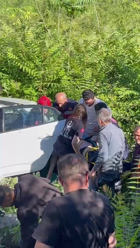 Beton direği yıkıp şarampole yuvarlandı: 1 ölü, 2 ağır yaralı