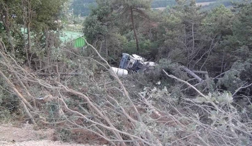 Beton mikseri şarampole uçtu; 1 ağır yaralı