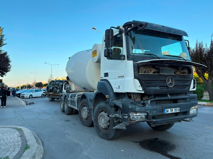 beton-mikserinin-yol-actigi-kazada-5-arac-zarar-gorduuwd2envlox