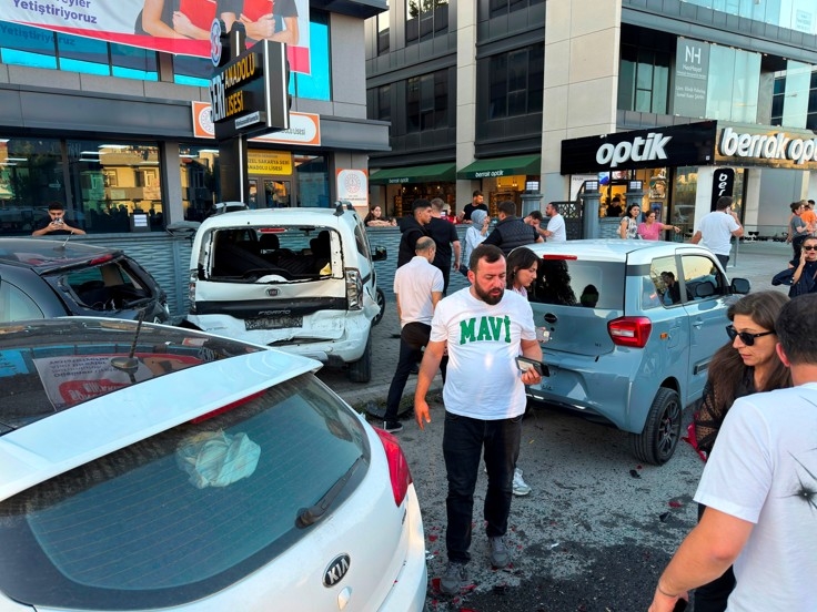beton-mikserinin-yol-actigi-kazada-5-arac-zarar-gorduuwd2envlox