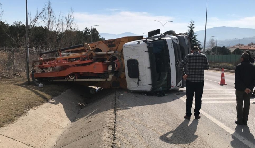 Beton pompası kamyonu devrildi: 2 yaralı