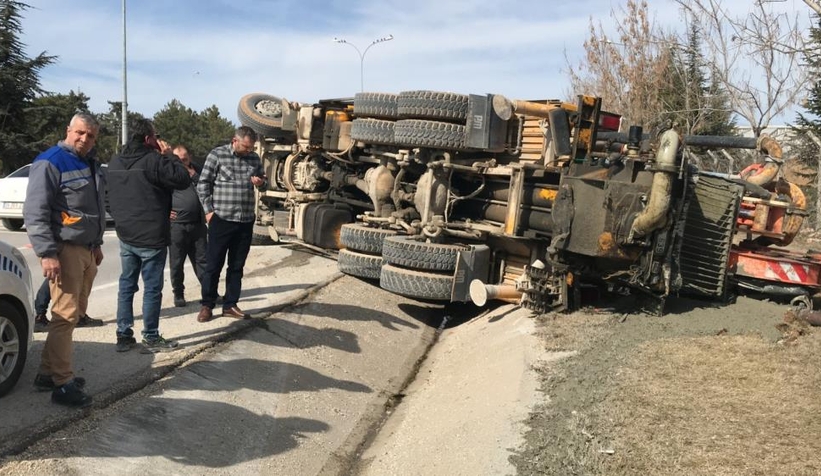 Beton pompası kamyonu devrildi: 2 yaralı