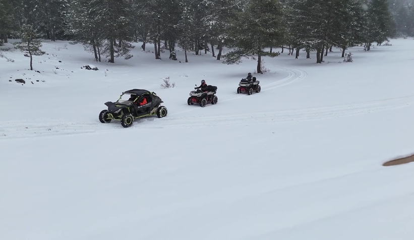 Beyaz örtünün keyfini ATV'lerle çıkardılar