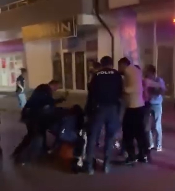 bicaklama-sonrasi-polislere-saldirdilar-3-gozaltizw55zkgwm0