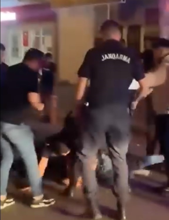 bicaklama-sonrasi-polislere-saldirdilar-3-gozaltizw55zkgwm0