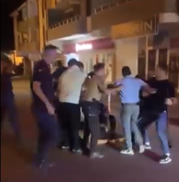 bicaklama-sonrasi-polislere-saldirdilar-3-gozaltizw55zkgwm0