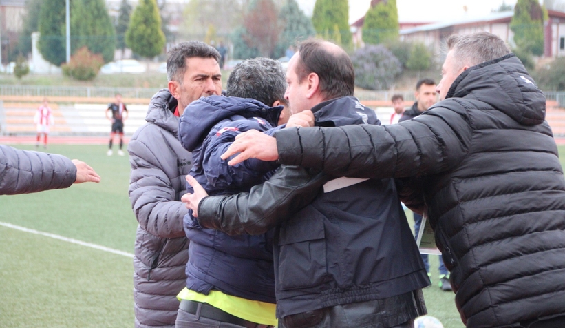 Bilecik ve Sakarya ekibinin maçında saha karıştı