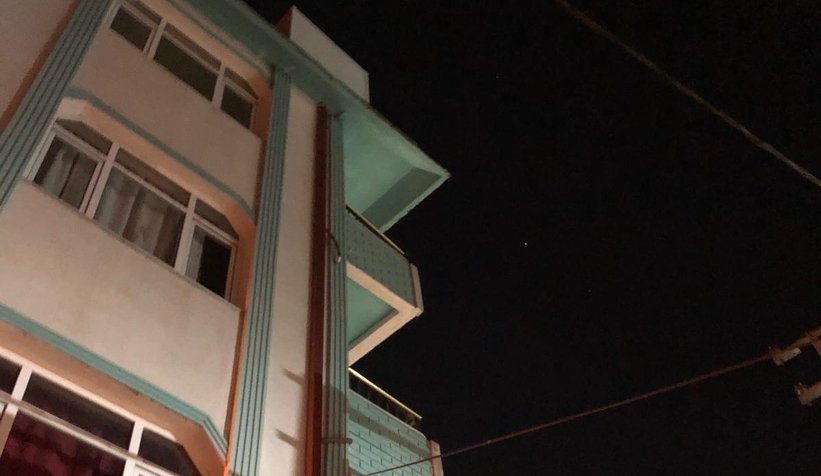 Binanın çatısına gece baz istasyonu kondurdular