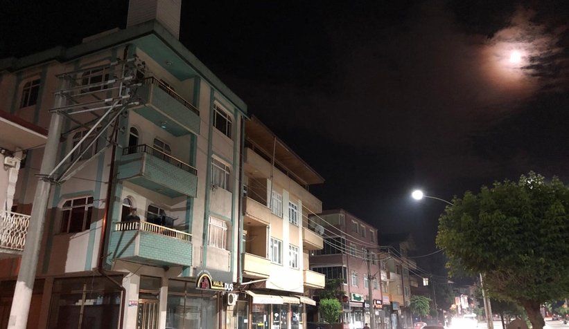 Binanın çatısına gece baz istasyonu kondurdular