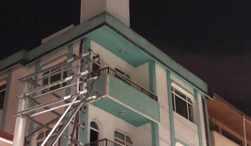 Binanın çatısına gece baz istasyonu kondurdular