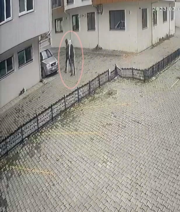 binanin-onunden-motosikleti-saniyeler-icinde-caldilartehtb3p1ev