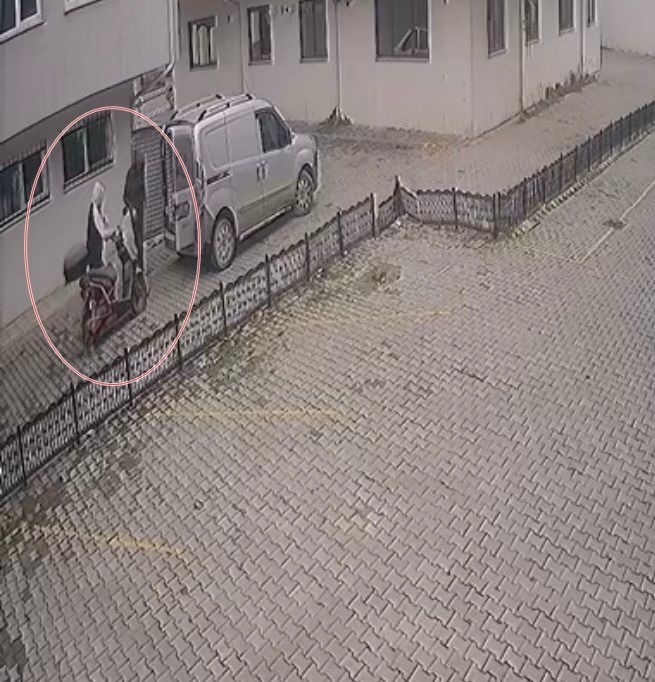 binanin-onunden-motosikleti-saniyeler-icinde-caldilartehtb3p1ev