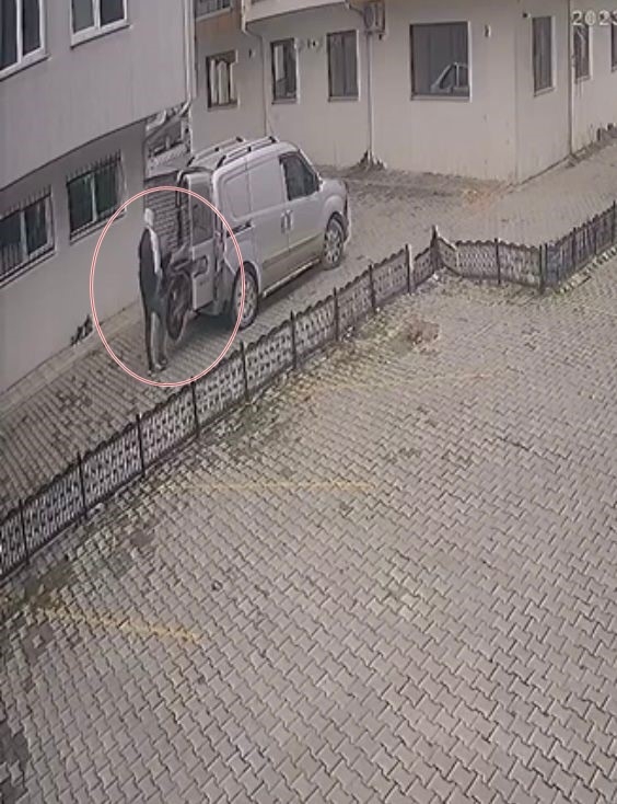 binanin-onunden-motosikleti-saniyeler-icinde-caldilartehtb3p1ev