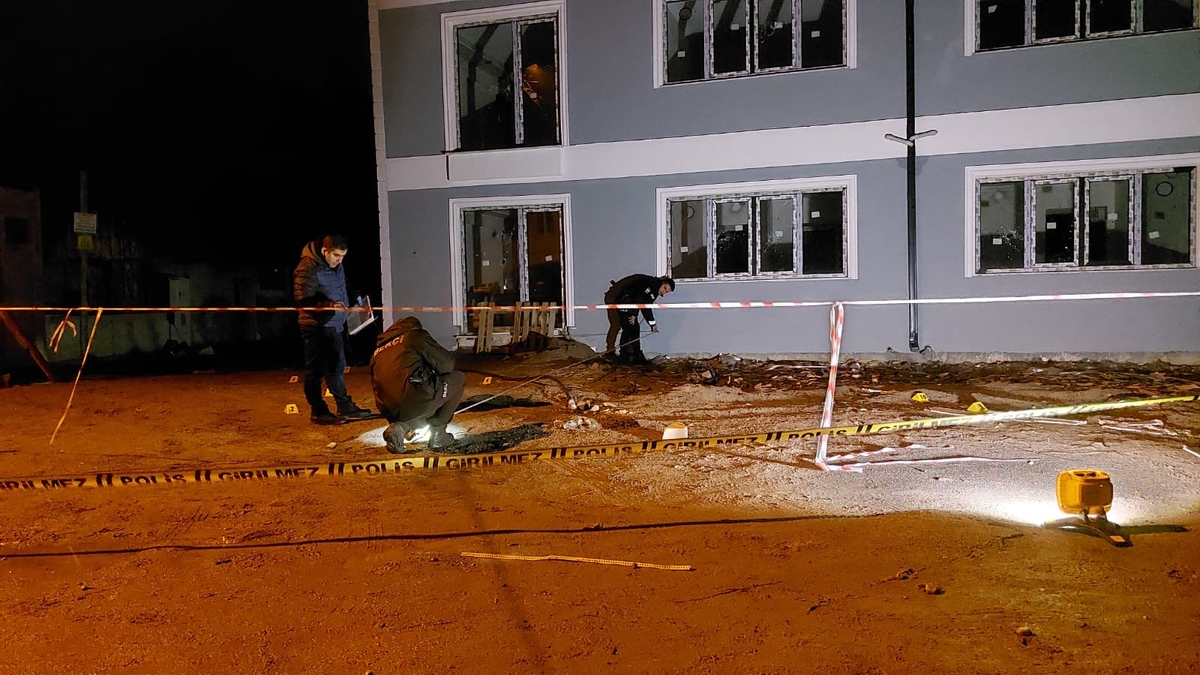 Binaya silahlı saldırı; Kurşun yağmuruna tuttu