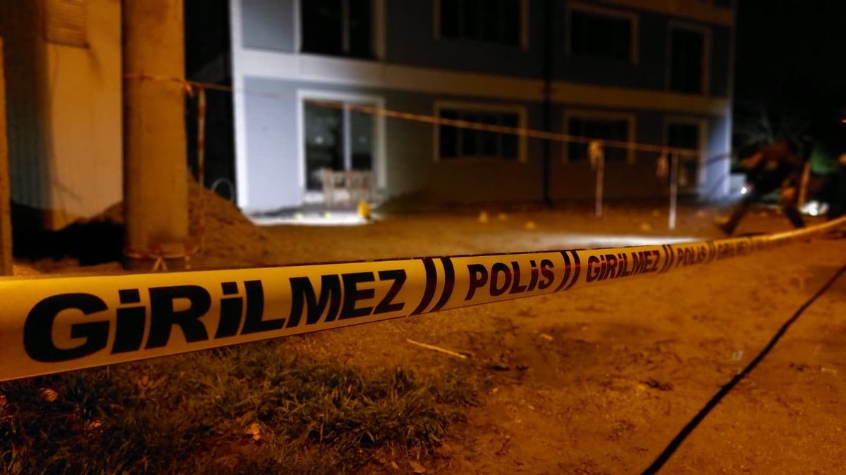 Binaya silahlı saldırı; Kurşun yağmuruna tuttu