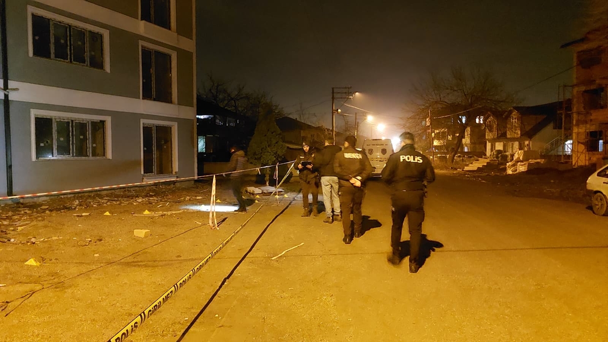 Binaya silahlı saldırı; Kurşun yağmuruna tuttu