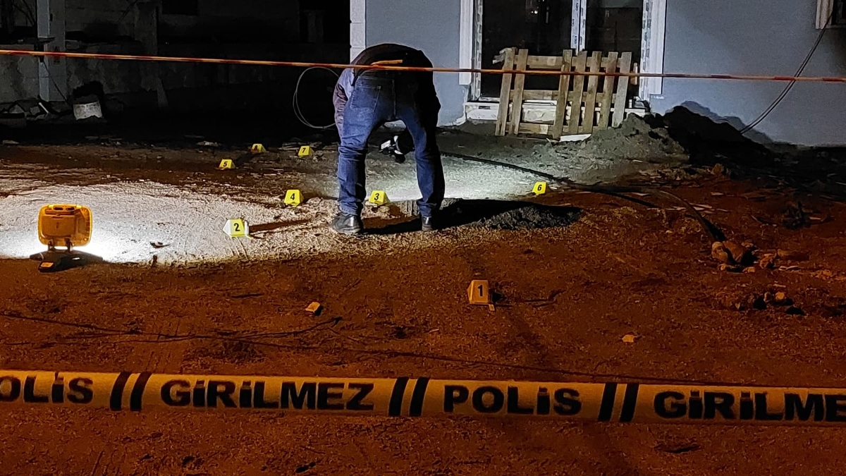 Binaya silahlı saldırı; Kurşun yağmuruna tuttu