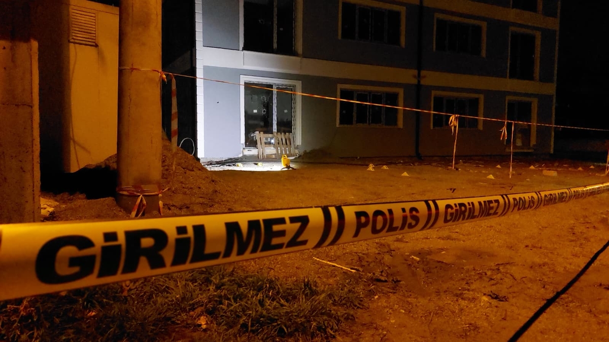 Binaya silahlı saldırı; Kurşun yağmuruna tuttu