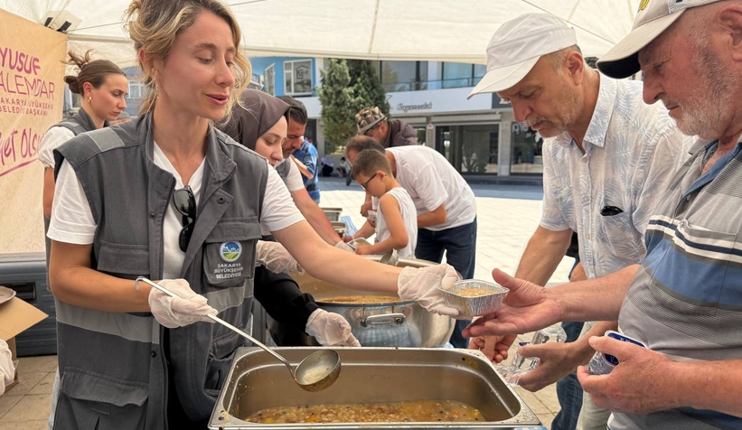 Binlerce kişi aşureyi tattı, hem diller hem de gönüller lezzet buldu