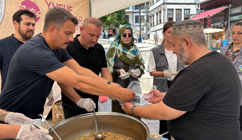Binlerce kişi aşureyi tattı, hem diller hem de gönüller lezzet buldu
