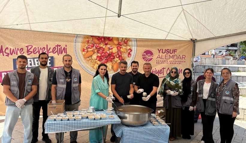 Binlerce kişi aşureyi tattı, hem diller hem de gönüller lezzet buldu