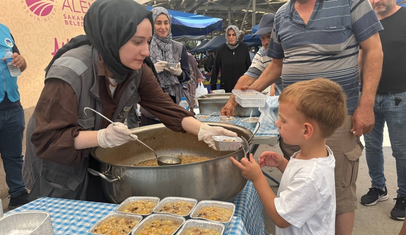 Binlerce kişi aşureyi tattı, hem diller hem de gönüller lezzet buldu