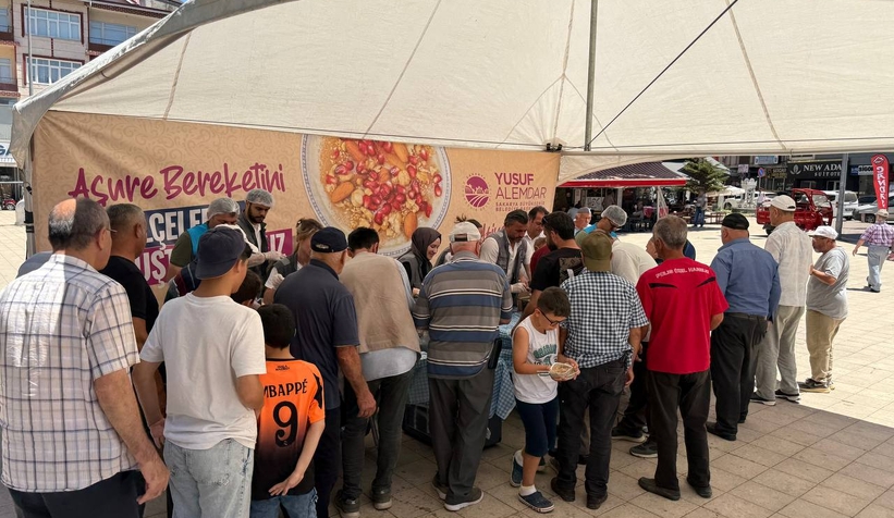 Binlerce kişi aşureyi tattı, hem diller hem de gönüller lezzet buldu