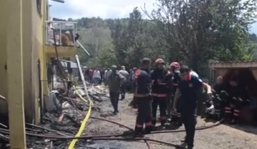 binlerce-tavugun-oldugu-ciftlikte-yangins0rqve82rm
