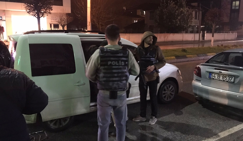 Bir kişiyi başından vurdu, Akyazıda saklanırken yakalandı