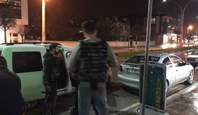 Bir kişiyi başından vurdu, Akyazıda saklanırken yakalandı