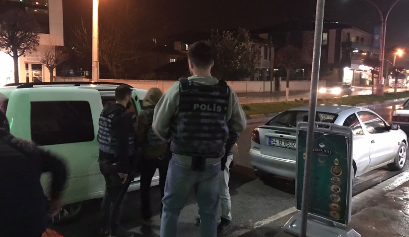 Bir kişiyi başından vurdu, Akyazıda saklanırken yakalandı