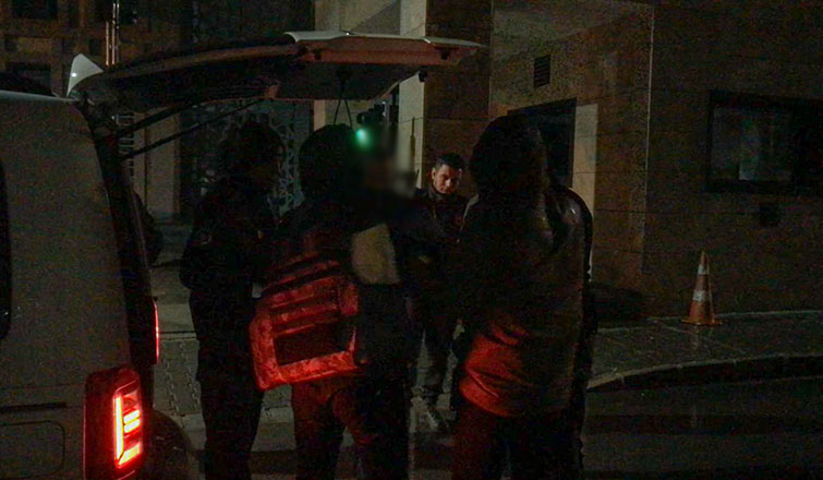 Bir kişiyi başından vurdu, Akyazıda saklanırken yakalandı