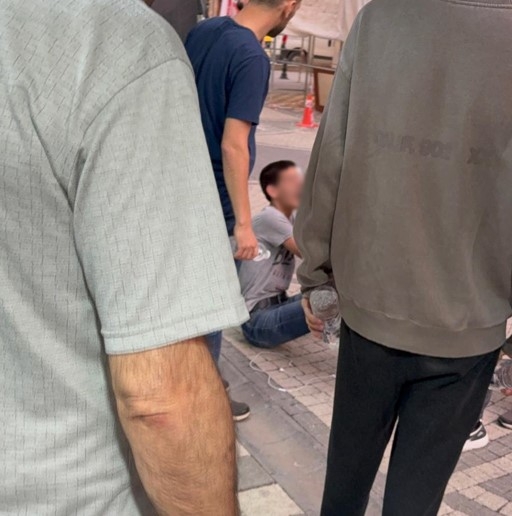 Bisikletli araca çarpıp düştü; işte o anlar