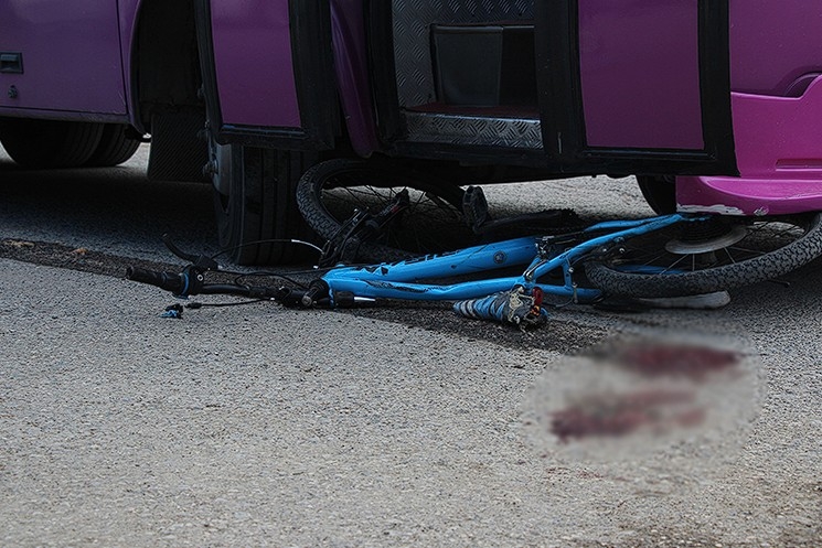 Bisikletli çocuk halk otobüsünün altında kaldı