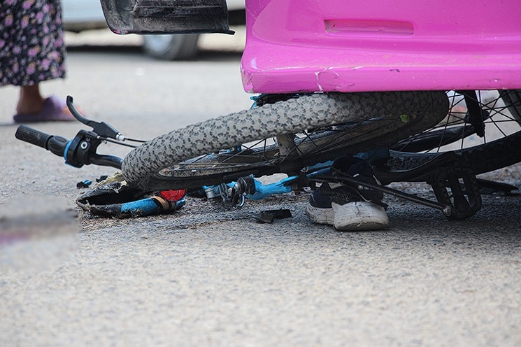 Bisikletli çocuk halk otobüsünün altında kaldı