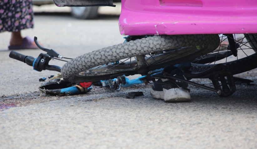 Bisikletli çocuk halk otobüsünün altında kaldı