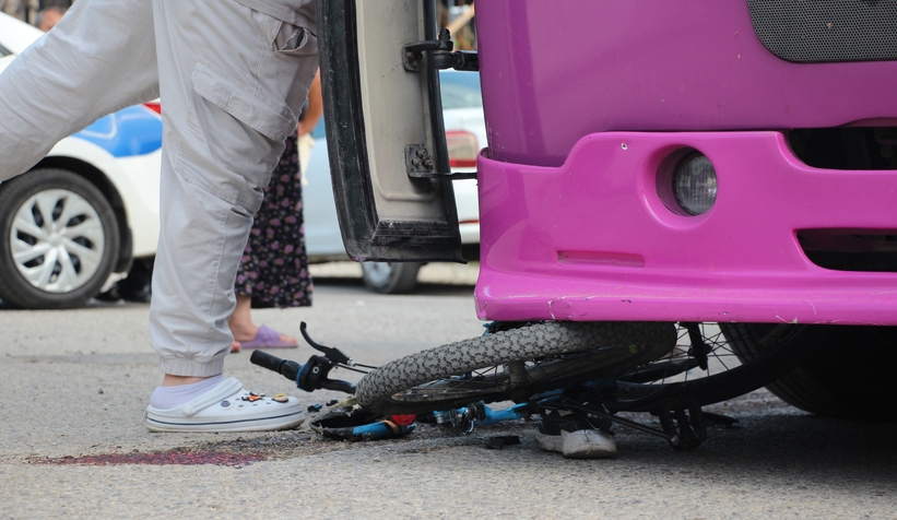 Bisikletli çocuk halk otobüsünün altında kaldı