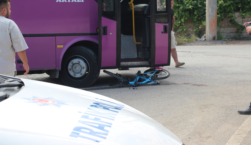Bisikletli çocuk halk otobüsünün altında kaldı