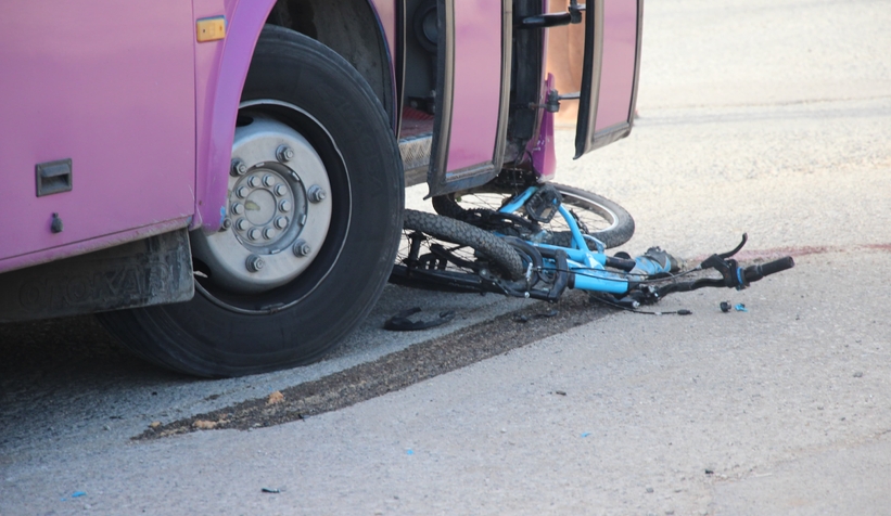Bisikletli çocuk halk otobüsünün altında kaldı
