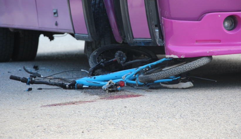 Bisikletli çocuk halk otobüsünün altında kaldı