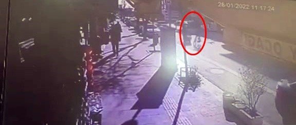 Bisikletli ile motosikletli böyle çarpıştı