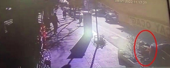 Bisikletli ile motosikletli böyle çarpıştı