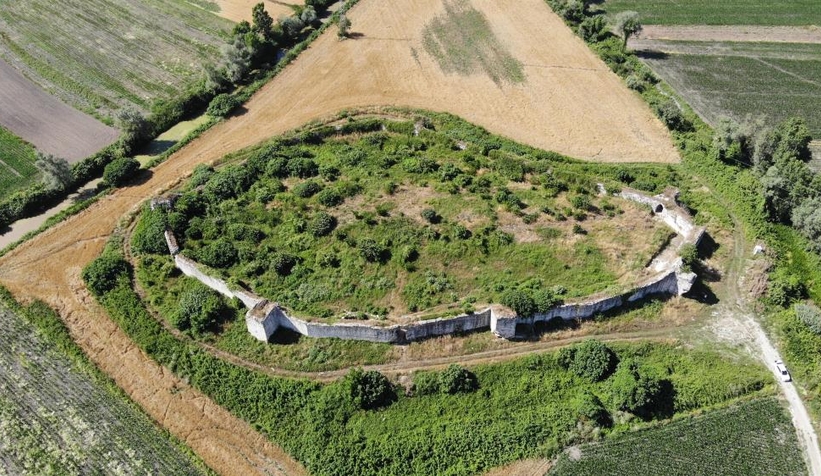 Bizans izlerini taşıyan tarihi kalede kazı çalışması