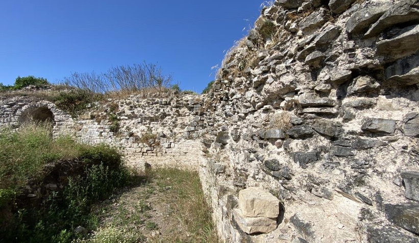 Bizans izlerini taşıyan tarihi kalede kazı çalışması