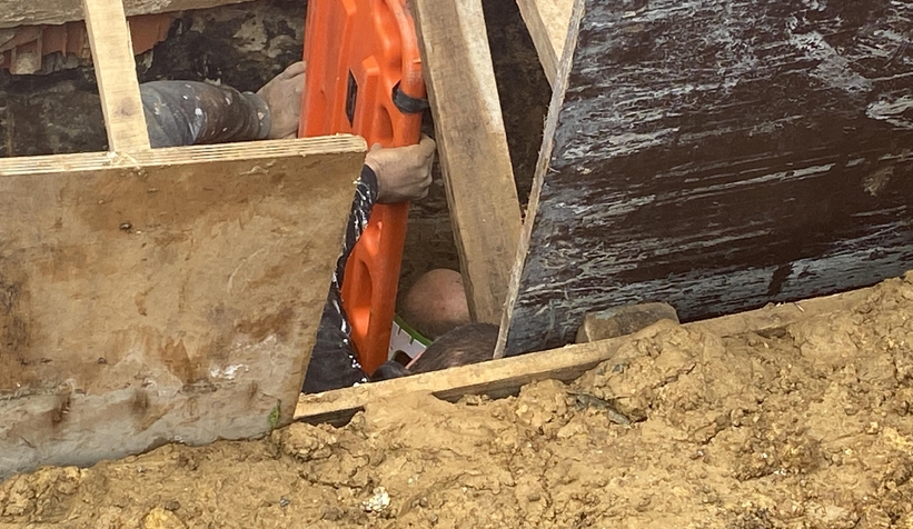 Boğazına kadar toprağa gömüldü