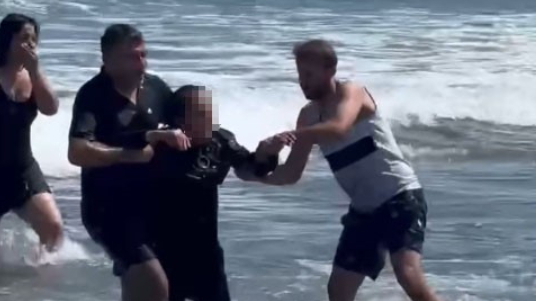 Boğulma tehlikesi geçiren anne ve 3 oğlu ölümün kıyısından alındı