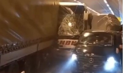 Bolu Dağı tüneli içinde 18 araç birbirine girdi