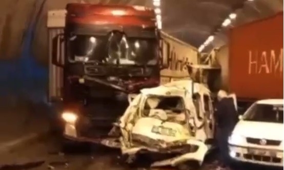 Bolu Dağı tüneli içinde 18 araç birbirine girdi