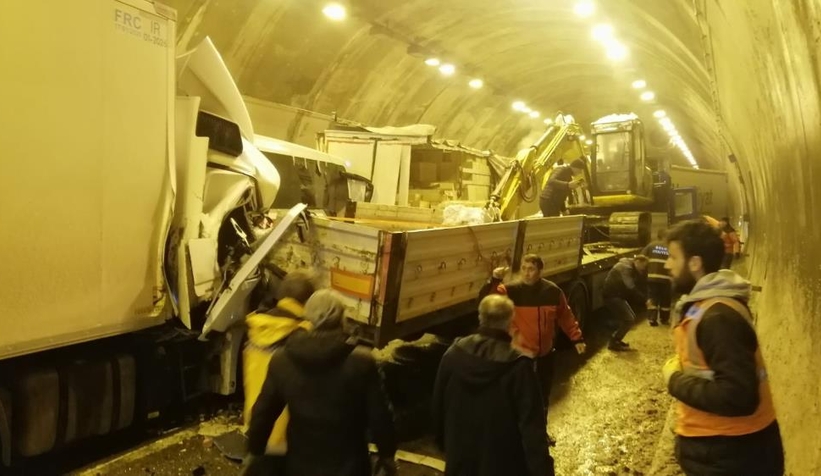 Bolu Dağı tüneli içinde 18 araç birbirine girdi