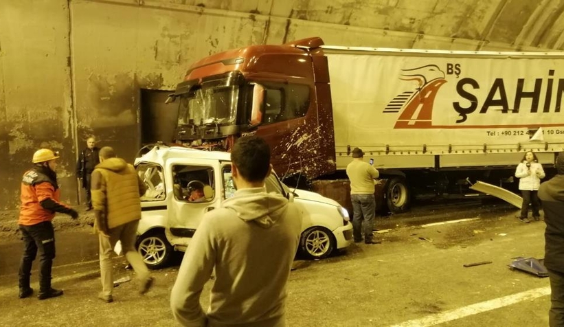 Bolu Dağı tüneli içinde 18 araç birbirine girdi